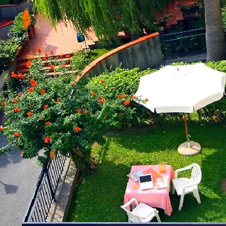 펜션 Charming Holiday In With Pool 산토바르톨로메오알마레